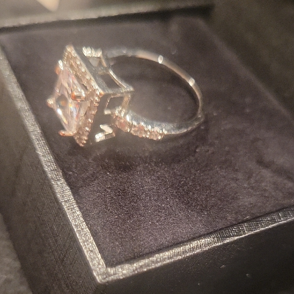 Elegant Silver Square-Cut Ring - Picture 2 of 5